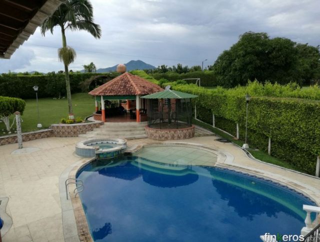 FINCA PARA EVENTOS SOCIALES A BORDE DE CARRETERA - Finca en Pereira, Risaralda